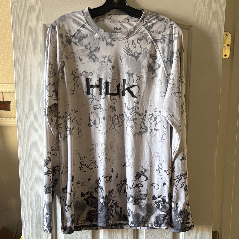HUK Men’s Grey and White Long Sleeved Fishing Shirt size M